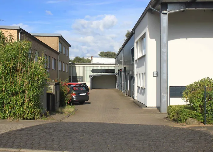 Apartament R B Business Am Flughafen Fuer 1-5 Personen - Ideal Fuer Geschaeftsreisende Und Familien - Kueche - Waschtrockner - Smart Tv - Kostenloser Parkplatz *